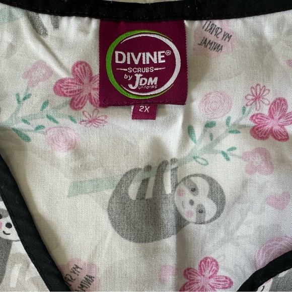 Scrub top with pockets - Picture 2 of 2